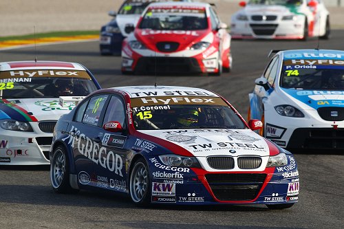Tom Coronel weergaloos: "Meerdere rijders op een oliespoor van de baan"